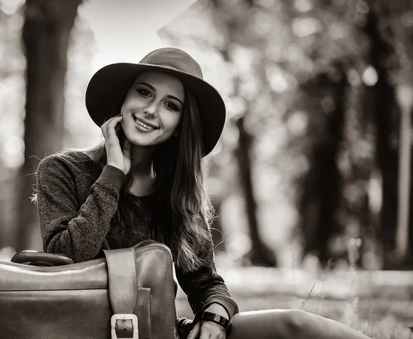 Jeune rousse femme avec valise — Photo