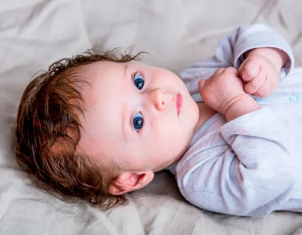 Yalancılık aşağı küçük çocuk portresi — Stok fotoğraf