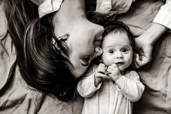 Madre y un niño pequeño acostados —  Fotos de Stock