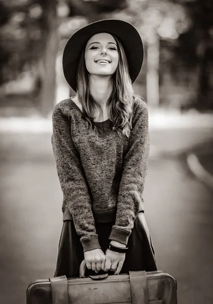 Jeune rousse femme avec valise — Photo