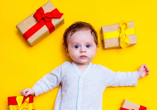 Pequeno bebê com presentes de férias — Fotografia de Stock