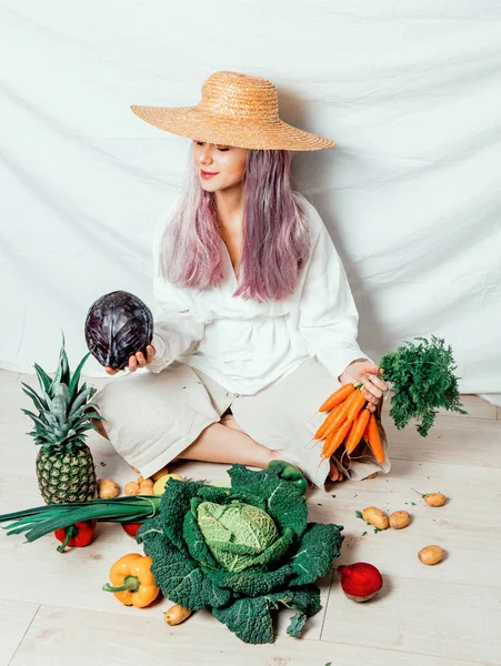 Wegańskie kaukaski kobieta w kapeluszu z warzywami — Zdjęcie stockowe