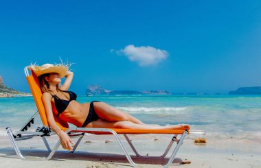 Kız Siyah bikini ve Balos plajda şapkalı