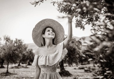 Kız Yunan Zeytin bahçesinde bir istirahat var