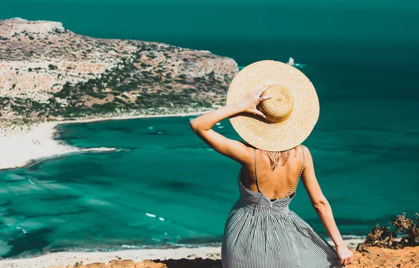 Menina de chapéu e vestido com litoral do mar — Fotografia de Stock