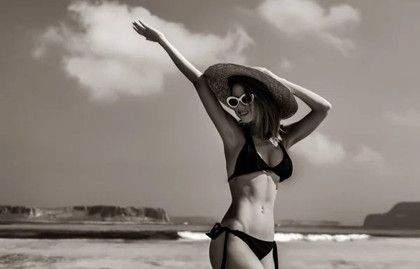 Jeune Fille Rousse Bikini Noir Avec Chapeau Sur Plage Balos — Photo