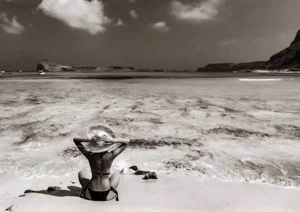 Flicka i svart bikini och med hatt på Balos beach — Stockfoto