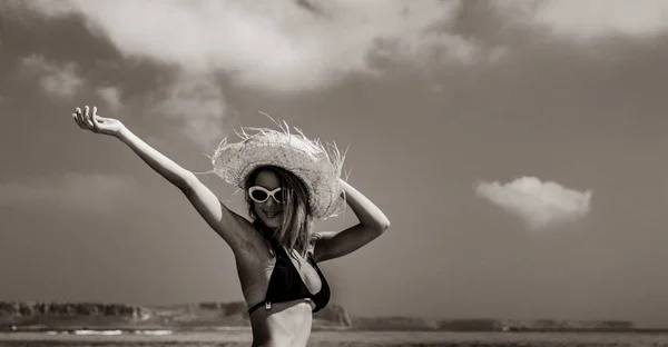 Ragazza in bikini nero e con cappello sulla spiaggia di Balos — Foto Stock