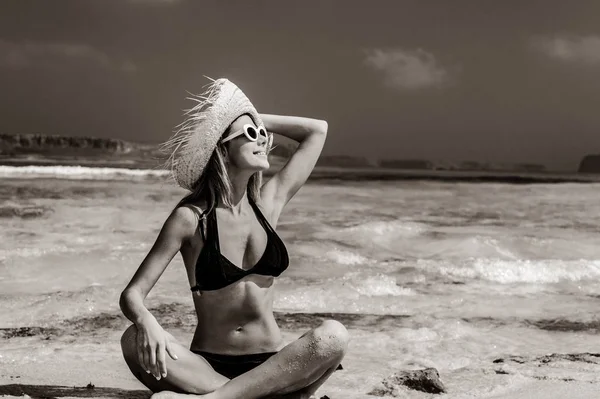 Meisje in zwarte bikini en met hoed op Balos beach — Stockfoto