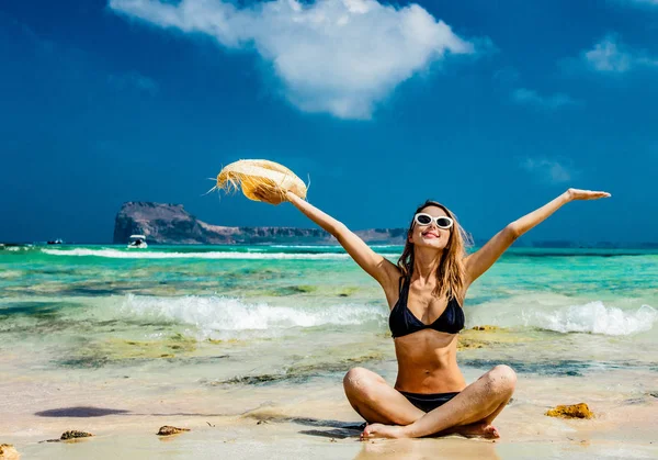 Flicka i svart bikini och med hatt på Balos beach — Stockfoto