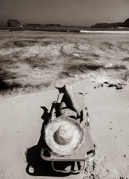 Mädchen legt sich auf Liege am Strand von Balos — Stockfoto