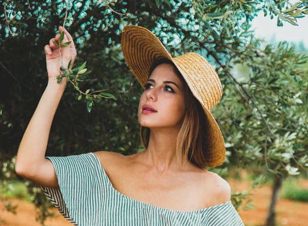 Flicka har en vila i grekisk olivolja trädgård — Stockfoto