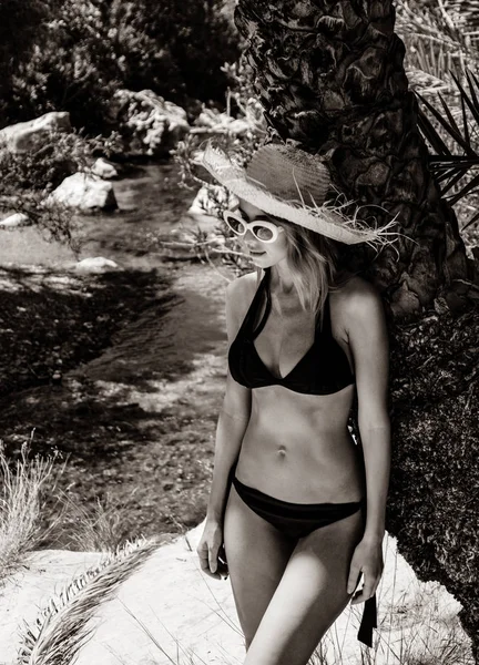 비키니를 모자를 소녀는 그리스 크레타섬의 벨리에 야자나무 숲에서 휴식을 취한다 — 스톡 사진