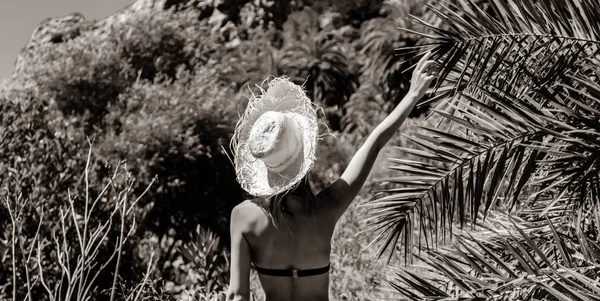 Chica en bikini y sombrero tienen descanso en el bosque de palmeras — Foto de Stock