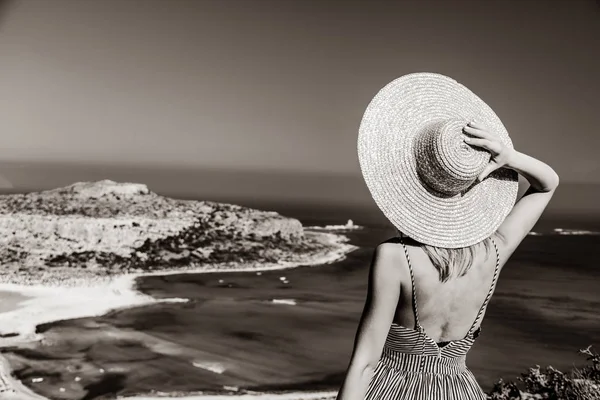 Κορίτσι με καπέλο και φόρεμα με ακτογραμμή στη θάλασσα — Φωτογραφία Αρχείου