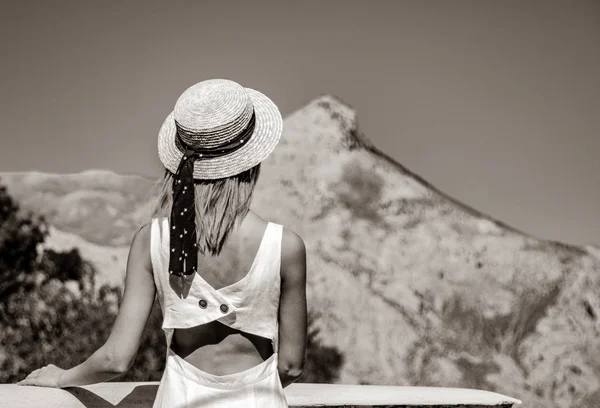 Lány keresi a hegy, Kréta, Görögország — Stock Fotó