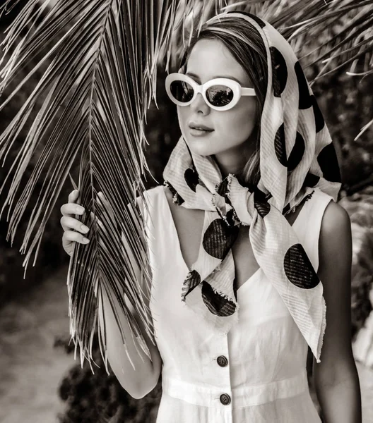 Fiatal Vöröshajú Lány Fehér Ruha Napszemüveg Közelében Palm Crete Görögország — Stock Fotó