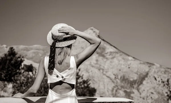 Girl looking in mountain, Crete, Greece — Stock Photo, Image