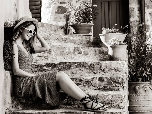 Meisje op straat dorpje op Kreta – Griekenland — Stockfoto