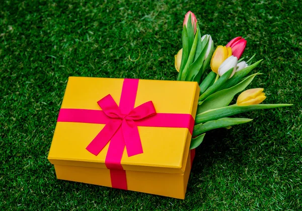 Superbe Boîte Cadeau Jaune Tulipes Sur Pelouse Verte — Photo