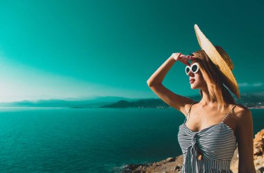 Kız şapka ve deniz kıyı şeridi ile elbise