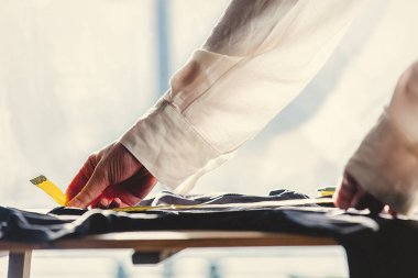 Moda Tasarımcısı el elbise ve ölçü bandı ile