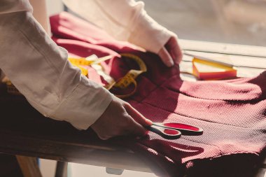 Moda Tasarımcısı el elbise ve ölçü bandı ile