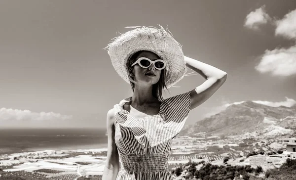 Mujer Joven Vestido Blanco Sombrero Posando Jardín Oliva Fondo Costa —  Fotos de Stock