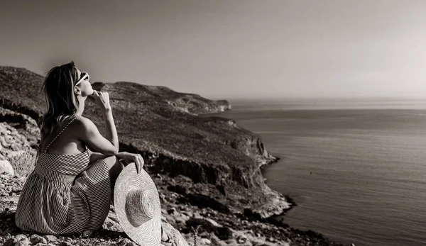 Chica en sombrero y vestido con la costa del mar —  Fotos de Stock