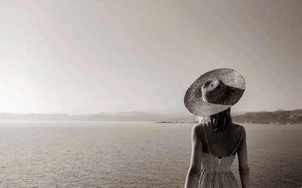 Chica en sombrero y vestido con la costa del mar —  Fotos de Stock