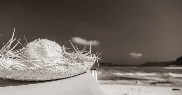 Tropiska hatt på solstol på sea lagoon av Balos — Stockfoto