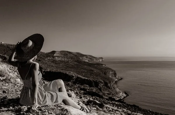 Chica en sombrero y vestido con la costa del mar —  Fotos de Stock