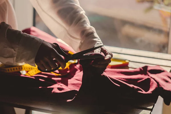 Modeschöpfer greift zu Kleid und Maßband — Stockfoto