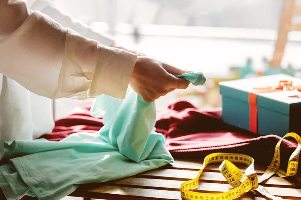 Modedesignerin mit Kleid und Geschenkbox — Stockfoto