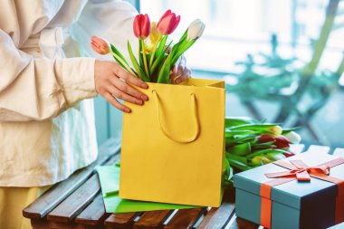 çanta hediye kutusu ahşap masa üzerinde yakınındaki güzel lale kaydırma
