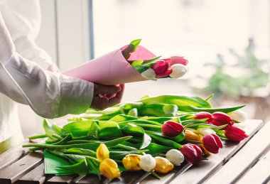 Eller güzel lale tahta masada kaydırma