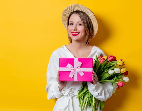 Mulher com tulipas e caixa de presente — Fotografia de Stock