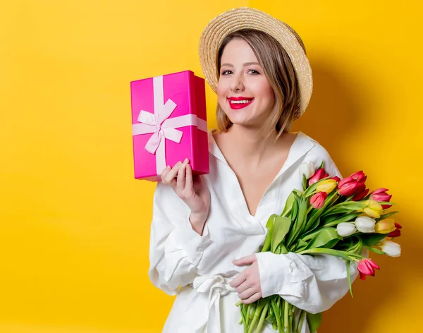 Woman with tulips and gift box — Stock Photo, Image