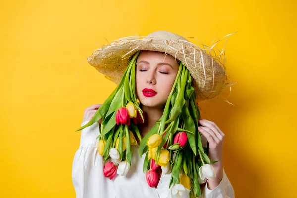 Hermosa Mujer Camisa Blanca Sombrero Con Tulipanes Frescos Primavera Lugar — Foto de Stock