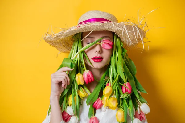 Donna con tulipani primaverili freschi invece capelli — Foto Stock