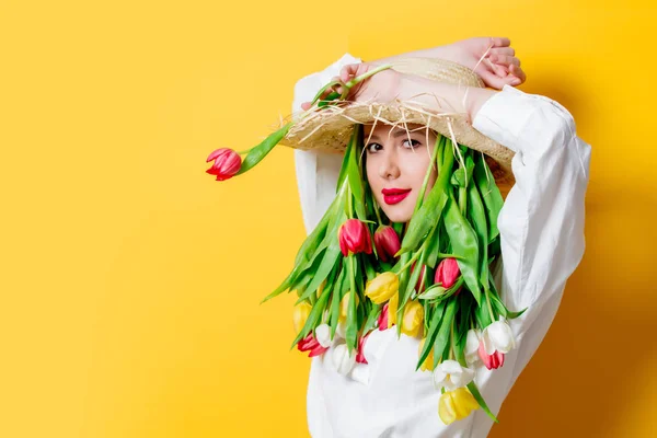 Donna con tulipani primaverili freschi invece capelli — Foto Stock