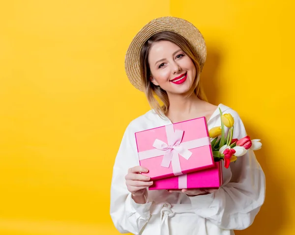 Woman with tulips and gift box — Stock Photo, Image