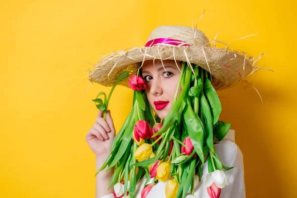 Žena s čerstvou jarní tulipány místo vlasů — Stock fotografie