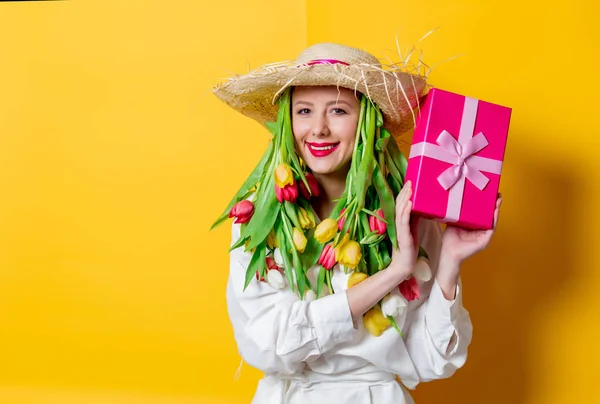 Femme en chemise blanche et chapeau avec des tulipes printanières fraîches à la place des cheveux — Photo