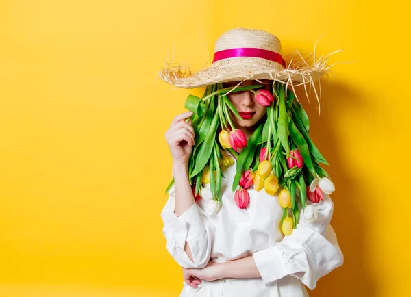 Mulher com tulipas frescas primavera em vez de cabelo — Fotografia de Stock