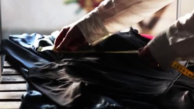 Moda Tasarımcısı el elbise ve ölçü bandı ile