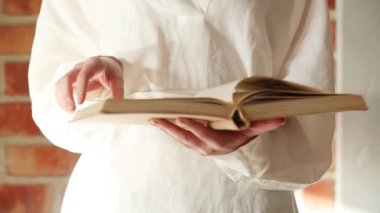 Kitap okuyan bir kadın.