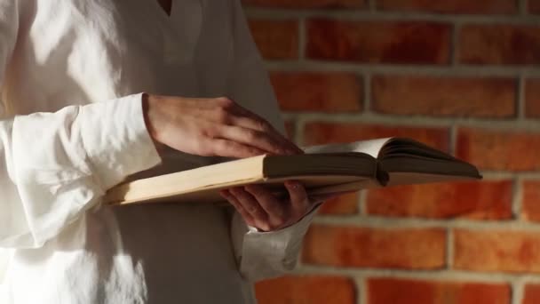 Frau liest ein Buch — Stockvideo