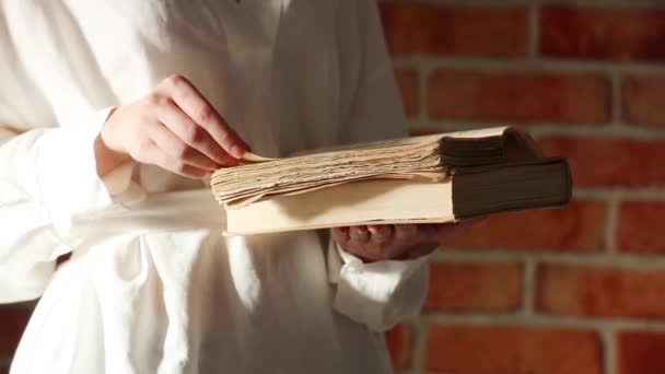 Mujer leyendo un libro — Vídeos de Stock