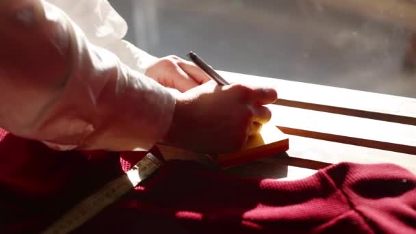 Diseñador de moda manos con vestido y cinta métrica — Vídeos de Stock